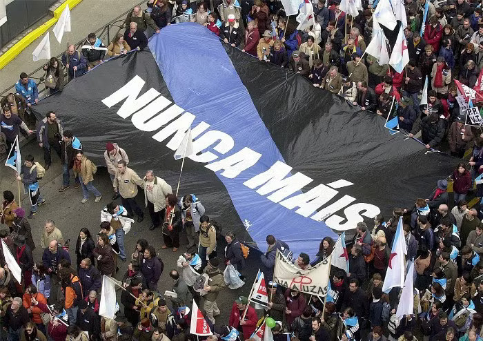 2002-Bandeira_Nunca_Máis-Xose_Maria_Torne-02