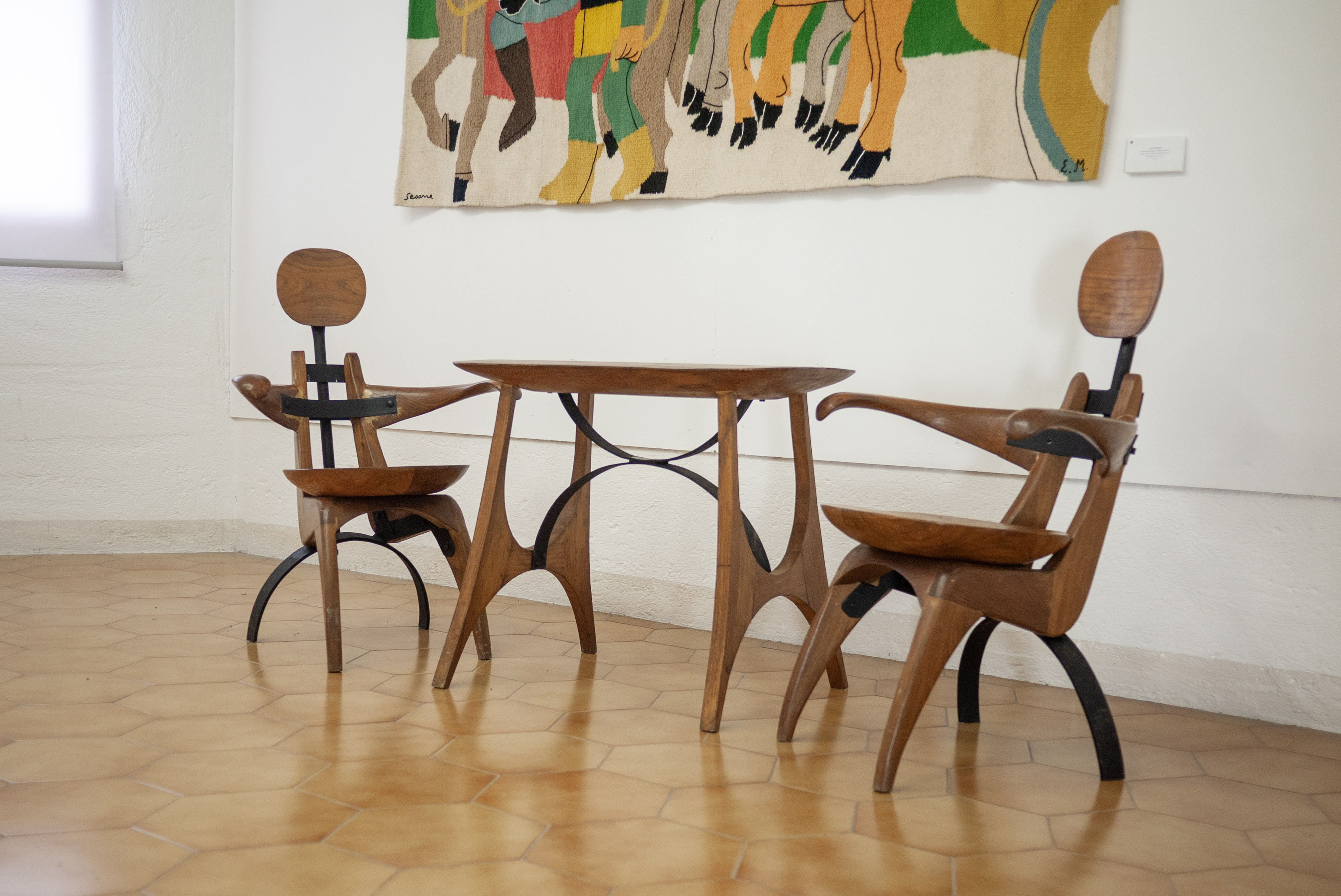 1958-mobiliario-cadeira_antropomorfica_e_mesa-isaac_diaz_pardo-01