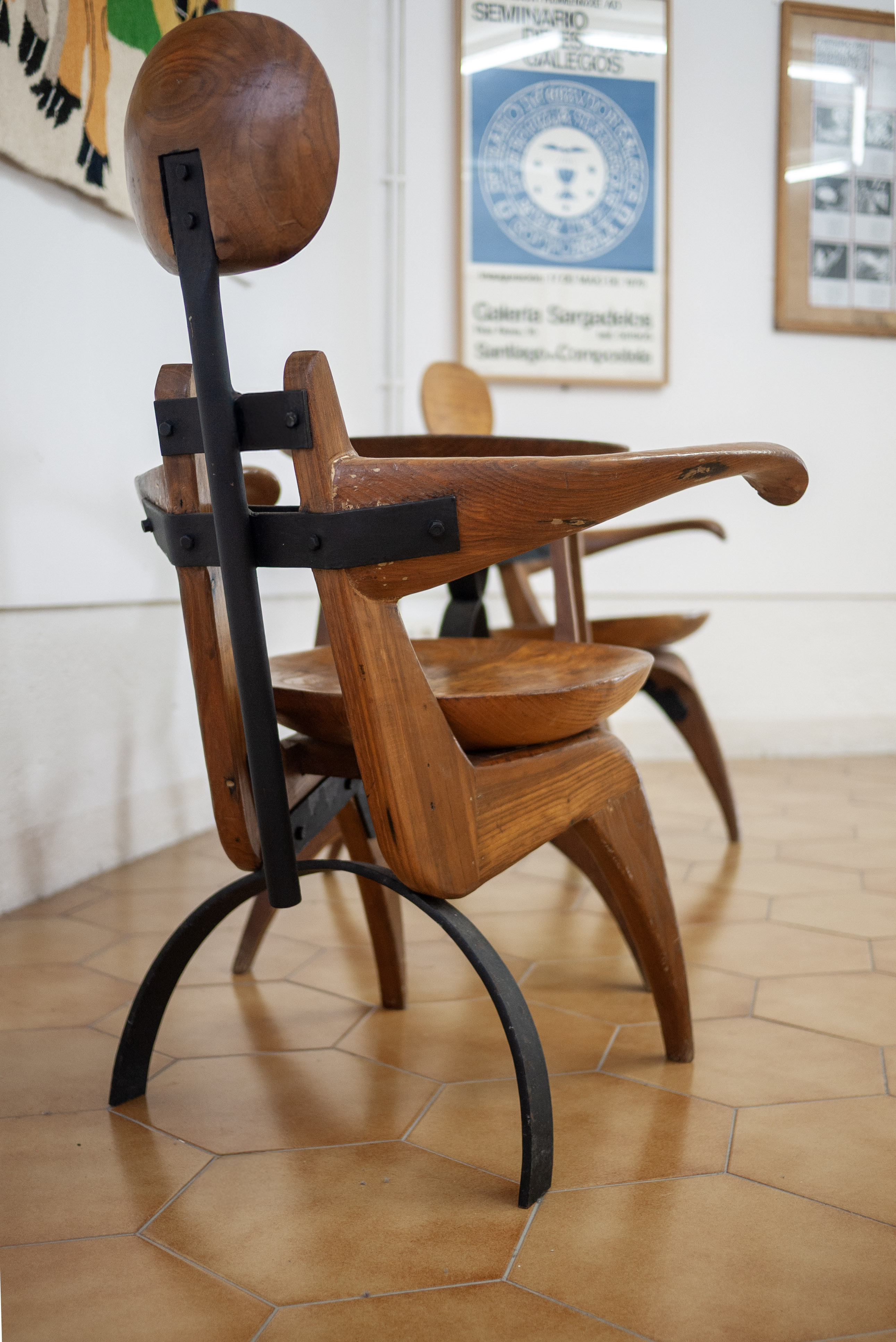 1958-mobiliario-cadeira_antropomorfica_e_mesa-isaac_diaz_pardo-04